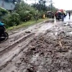Jalan di Pulau Simeulue tertimbun longsor akibat hujan deras-1677816268