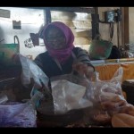 Pedagang daging ayam melayani pembeli. ANTARA/Heru Suyitno-1679556074