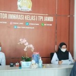 Pelayanan pembuatan paspor di Jambi, Kamis (9/3/23).(FOTO ANTARA/Nanang Mairiadi)-1678331263
