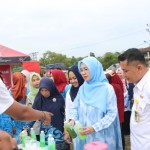 Pembina UMKM pesisir Barat dan Kepala dinas Diskoperindag saat mengunjungi bazar kuliner UMKM (ANTARA/HO)-1680165509