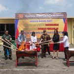 Pemusnahan barang bukti di kantor Kejari Kabupaten Mojokerto, Rabu (15/3). ANTARA/HO Pemkab Mojokerto-1678942507