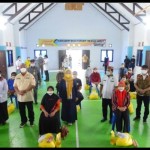 Penyaluran bantuan pangan kepada korban banjir di Kabupaten Pohuwato, Rabu. (ANTARA/HO-Kominfo)-1680166328