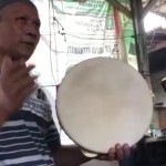 Perajin rebana di Blitar, Jawa Timur, mencoba alat musik apakah sudah pas atau belum. ANTARA/ HO-perajin rebana-1679646159