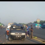 Petugas mengevakuasi kendaraan pikap sayur yang mengalami kecelakaan di Tol Tangerang-Jakarta. HO/PJR-1678943179