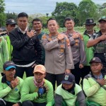 Polisi salurkan bansos Polri kepada penggali kubur TPU Kampung Kandang-1680248385