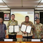 Rektor UI Prof. Ari Kuncoro dan Mangkoenagoro X ketika menandatangani kerja sama (ANTARA/Foto: Humas UI)-1680005146