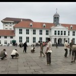 Satpol PP Jakarta Barat saat membersihkan Kawasan Kota Tua ANTARA / Walda-1680247474