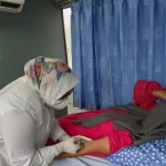 Seorang bidan sedang memakaikan KB berupa suntik kepada ibu. (ANTARA/HO-BKKBN)-1677634271
