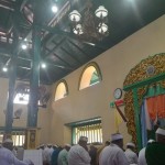 Suasana shalat di masjid Kesultanan Ternate, Selasa (28/3/2023). ANTARA/Abdul Fatah (Abdul Fatah)-1680005034