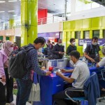 Suasana verifikasi dokumen syarat perjalanan kereta api di Stasiun Gambir Jakarta, Jumat (3/3/2023). (PT KAI)-1677814241