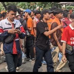 Suporter Persija, The Jakmania berdatangan ke Stadion Patriot Candrabhaga, Bekasi, Minggu (5/6/2022). (ANTARA/Michael Siahaan)-1680248180