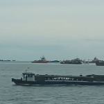 Teluk Balikpapan yang ramai oleh kapal-kapal menunggu giliran sandar ke pelabuhan. (ANTARA/novi abdi)-1678347548