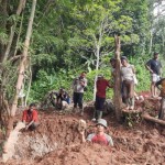 Tim SAR cari warga Lebak tertimbun longsoran tanah-1678162676