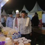 Wakil Wali Kota Sachrudin melihat penjualan produk UMKM di Festival Ramadan Masjid Raya Al Azhom-1679913926