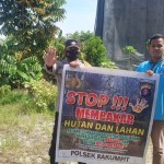 Anggota Polsek Rakumpit mensosialisasikan kepada warga terkait bahaya karhutla, kemarin. ANTARA/HO-Humas Polresta Palangka Raya-1682678050
