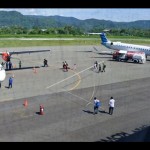 Arsip. Maskapai penerbangan Garuda Indonesia (kanan) saat tiba di bandara Komodo, Labuan Bajo. ANTARA FOTO/Kornelis Kaha-1681800719