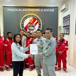 Bakamla menyerahkan korban kapal tenggelam kepada keluarga. ANTARA/HO-Humas Bakamla-1680678288