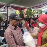 BAZNAS Bandarlampung bagikan bantuan beras kepada warga-1681119990