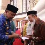 Bupati Bantaeng salurkan insentif guru mengaji dan imam masjid-1681876561