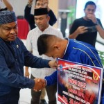 Bupati Bone H A Fahsar M Padjalangi menyerahkan bonus bagi atlet peraih medali Porprov 2022.ANTARA/HO-Pemkab Bone-1680497442