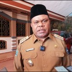 Bupati Hermus Indou diwawancara sejumlah awak media di Manokwari, Provinsi Papua Barat. (ANTARA/Fransiskus Salu Weking)-1682499143