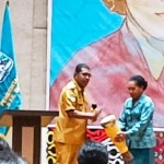 Bupati Herry Ario Naap membuka seminar perempuan berdaya dan cerdas berpolitik.ANTARA/Muhsidin-1681791738