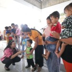 Bupati Landak periode 2017-2022 Karolin Margret Natasa menyapa anak-anak di PPA Maranatha Menjain (ANTARA/HO)-1681294597