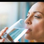 Ilustrasi minum air (ANTARA/Healthline)-1682505683