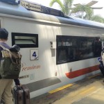 Ilustrasi: Penumpang KAI sedang menaiki menuju kereta api (KA) di Stasiun Tanjungkarang. (ANTARA/Dian Hadiyatna)-1682582734