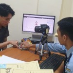 Imigrasi Palembang berikan pelayanan pembuatan paspor tanpa jeda pada hari pertama kerja usai Lebaran. (ANTARA/Yudi Abdullah/23)-1682499795