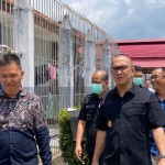 Kakanwil Kemenkumham Sulut Ronald Lumbuun (kanan) saat mengunjungi Lapas Tondano. ANTARA/HO-Humas Kemenkumham Sulut.-1681713475