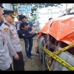 Kapolresta Samarinda Kombes Polisi Ary Fadli saat meninjau TKP mobil pengetap BBM yang terbakar. (ANTARA/Fandi)-1680765438