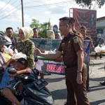 Kejari OKU Timur membagikan takjil kepada pengendara sepeda motor, Kamis(13/4/2023). ANTARA/Edo Purmana/23-1681467478