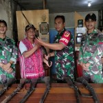 Masyarakat adat di perbatasan serahkan senpi ilegal ke Satgas Pamtas-1680665534