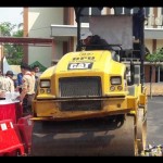 Pemusnahan ribuan botol beralkohol di halaman parkir Polres Temanggung, Jawa Tengah, Senin (17/4/2023). (ANTARA/Heru Suyitno)-1681717380
