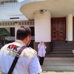 Penyidik KPK tiba untuk melakukan penggeledahan di Balai Kota Bandung, Jawa barat, Senin (17/4/2023). (ANTARA/Ricky Prayoga)-1681717848
