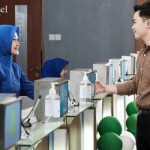 Petugas Bank Kalsel melayani nasabah di Banjarmasin, Kalimantan Selatan pada beberapa waktu lalu. (ANTARA/HO-Bank Kalsel)-1681880831