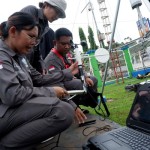 Petugas BBMKG Wilayah V Jayapura melakukan kalibrasi alat-alat BMKG (FOTO ANTARA/Ardiles Leloltery)-1682498785