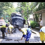 Petugas DPUPR Kota Tangerang sedang melakukan perapihan jalan yang merupakan jalur mudik-1681208441