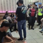 Petugas melakukan razia tempat karaoke di Kecamatan Jati, Kabupaten Kudus.  (ANTARA/HO-Polisi Kudus.)-1681301228