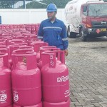 Petugas Pertamina saat mengecek Bright Gas di SPBE Doyo, Kabupaten Jayapura, Papua. (ANTARA/ Qadri Pratiwi)-1680769326