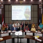 Rektor UI Prof. Ari Kuncoro (tengah duduk) ketika FKM dan FIK UI raih akreditas internasional AHPGS (ANTARA/HO: Humas UI)-1681127406
