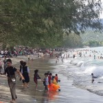 Salah satu Destinasi wisata Pantai Hamadi di Kota Jayapura setiap libur Lebaran ramai dikunjugi warga setempat. ANTARA/Ardiles Leloltery-1681721670