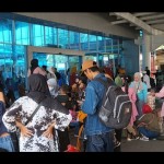 Sejumlah pemudik pejalan kaki terus memadati pelabuhan Bakauheni. ANTARA/Riadi Gunawan-1682493862