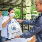 Seorang warga Borobudur menerima bantuan sembako dari PT TWC di Borobudur, Rabu. ANTARA/HO - PT TWC-1681301579