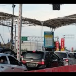 Suasana sejumlah pemudik saat sedang memasuki area pelabuhan Bakauheni. ANTARA/Riadi Gunawan-1682411870