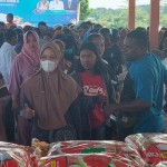 Tampak masyarakat Kabupaten Sorong serbu pasar murah di Pasar Mariat, Senin (17/4). (ANTARA/Yuvensius Lasa Banafanu)-1681722848
