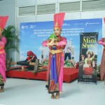 Tari Kembang Sembah hibur pemilir di Bandara Lombok-1682493147
