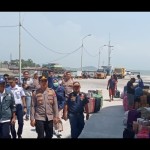 Tim melakukan pengawasan arus mudik di Pelabuhan Tanjung Gudang Belinyu (ANTARA/Kasmono)-1681465779