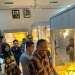 Wabup Bone H Ambo Dalle melihat kerajinan tradisional asli Bone yang dipamerkan di Festival Bone Riolo 2023.ANTARA/HO-Pemkab Bone-1682586426